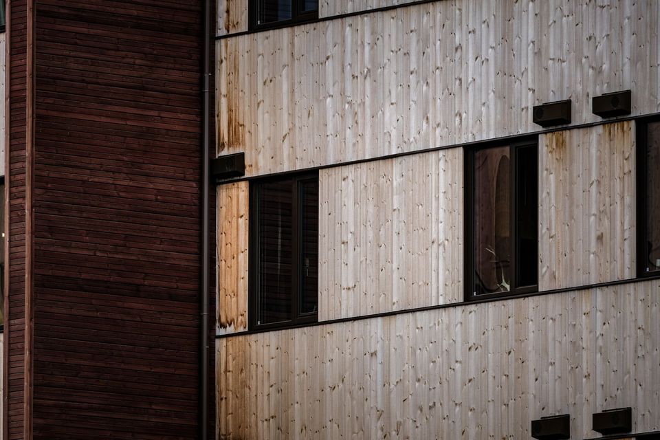 Bardage en bois clair posé sur la façade d'un bâtiment contemporain