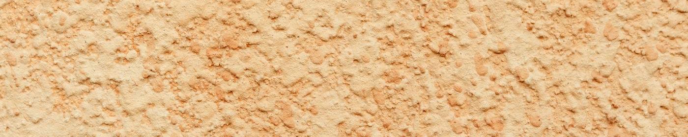 Enduit taloché de teinte ocre vu de près