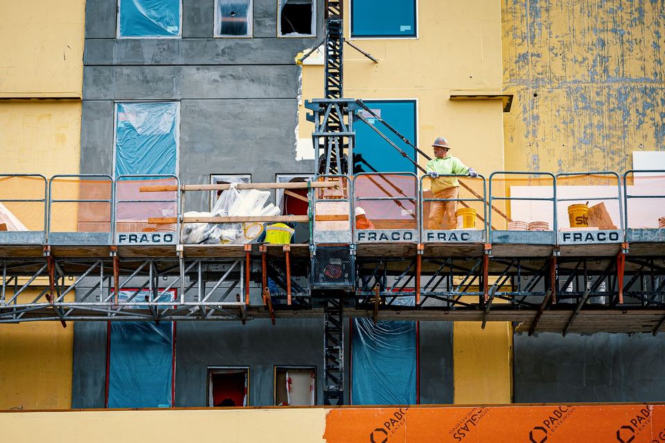 Immeuble en rénovation, plateformes de travail installées le long de la façade
