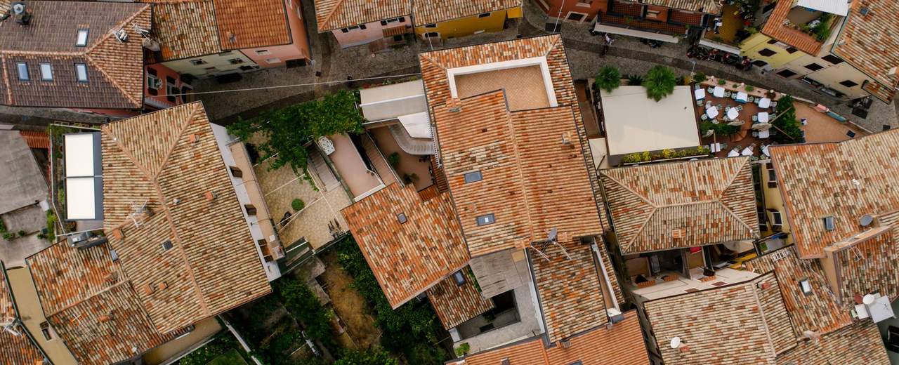 Toits de tuiles d'un village méditerranéen vus d'en haut